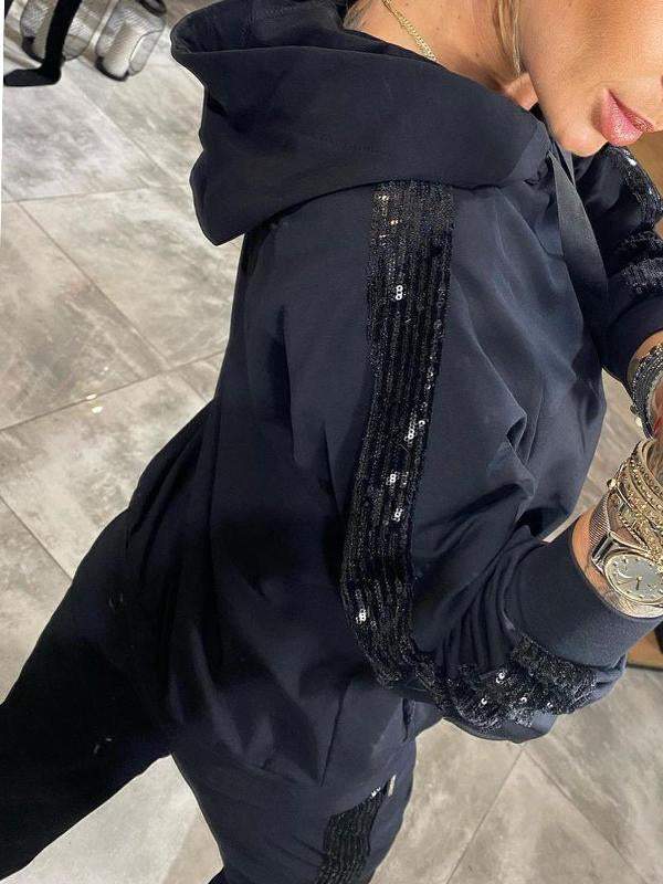 Avslappnad ensemble som kombinerar komfort och glänsande stil